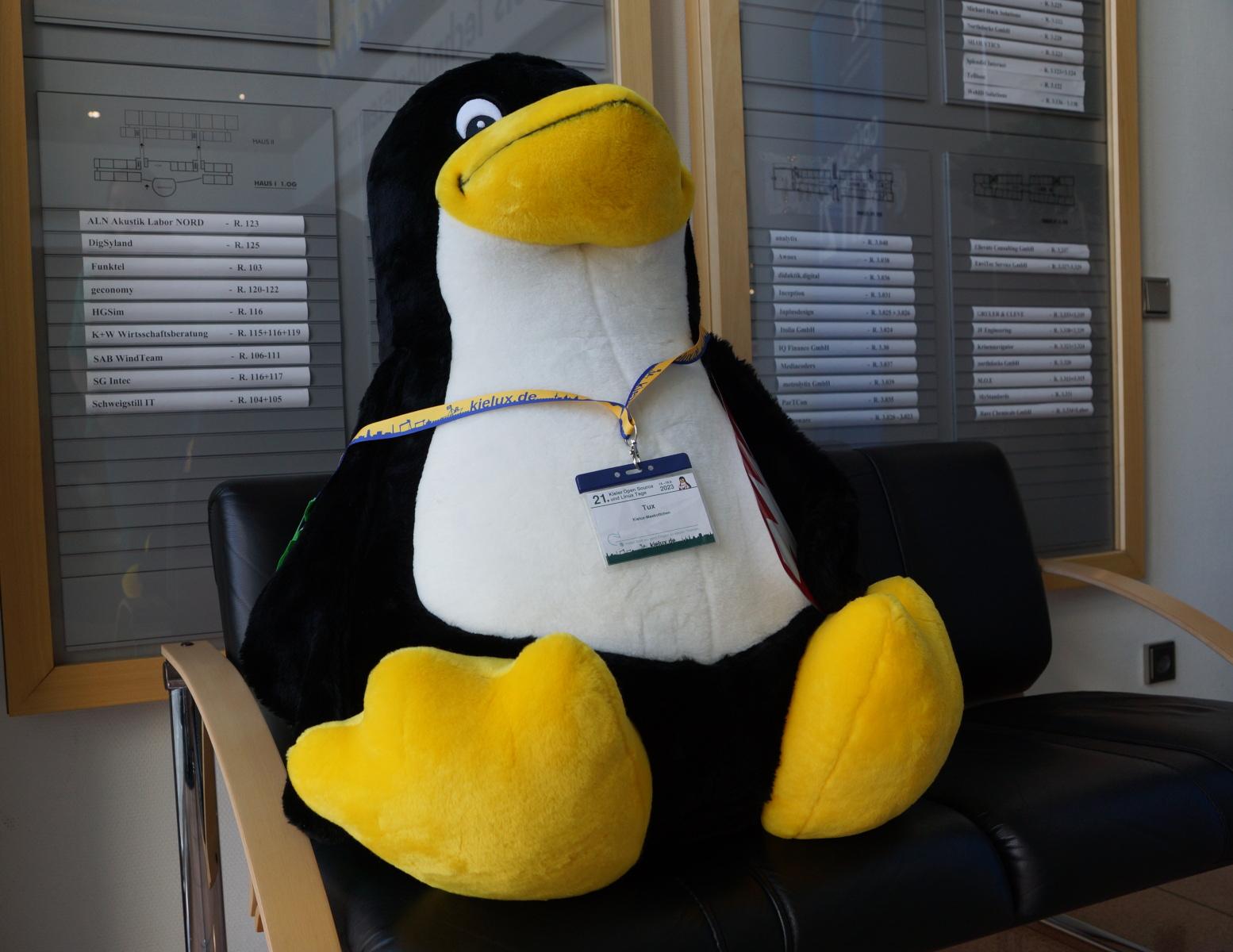 Tux passt am Eingang auf und begrüßt die Linux-Fans